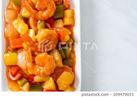 Stir-fried sweet and sour with fried shrimp 109479853