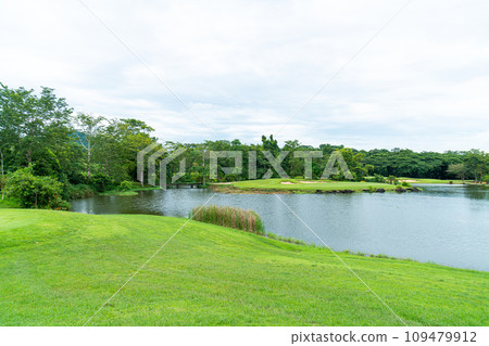 Green with Sand bunkers on Golf course Green with Sand bunkers on Golf course 109479912