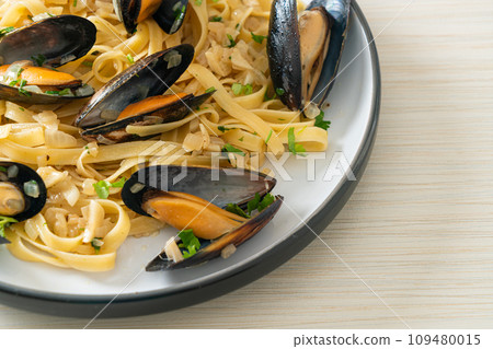 linguine spaghetti pasta vongole white wine sauce linguine spaghetti pasta vongole white wine sauce 109480015