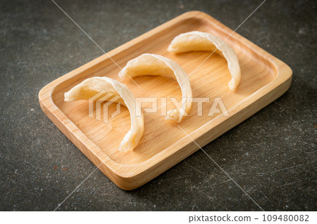 Fresh edible bird's nest or Swallow nest raw material cuisine expensive food for healthy 109480082