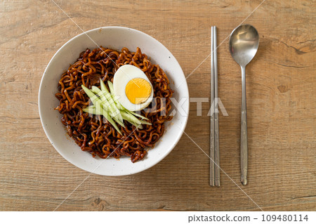 Korean Instant Noodle with Black Bean Sauce (Jajangmyeon or JJajangmyeon) 109480114