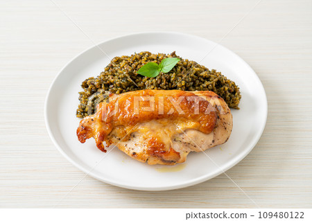 pesto fried rice with grilled chicken 109480122
