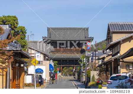 京都清涼寺(佐賀釋迦堂)的仁王門秋天 京都清涼寺(佐賀釋迦堂)的仁王門秋天 109480219