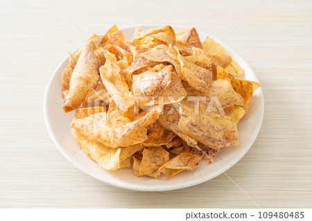 Crispy Sweet Taro Chips - snack 109480485