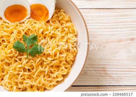 instant noodles with salt egg 109480517