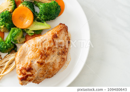 grilled chicken steak with vegetable 109480643