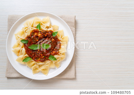 farfalle pasta with basil and garlic in tomato sauce farfalle pasta with basil and garlic in tomato sauce 109480705