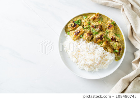 Afghani chicken in green curry or Hariyali tikka chicken hara masala with rice 109480745