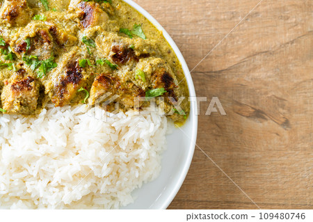Afghani chicken in green curry or Hariyali tikka chicken hara masala with rice 109480746