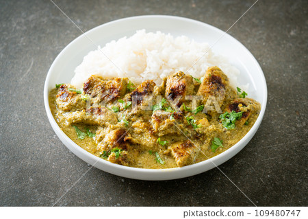 Afghani chicken in green curry or Hariyali tikka chicken hara masala with rice 109480747