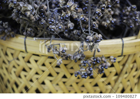 Display of local produce at outdoor farmers market 109480827