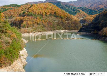 姐川水庫周圍的秋色山脈 109481149