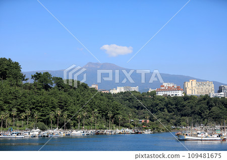 This is a beautiful view of the Seogwipo coast, a famous tourist attraction in Korea. 109481675