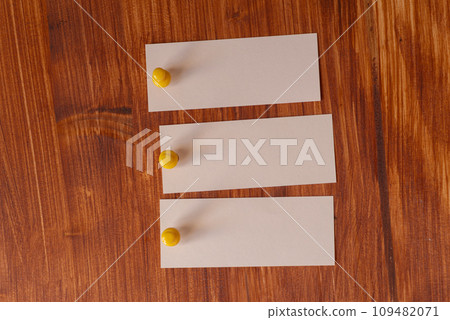 Note paper on wood grain background 109482071