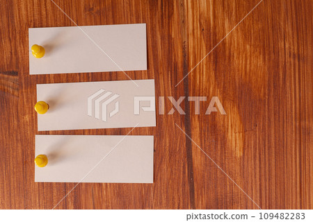 Note paper on wood grain background 109482283