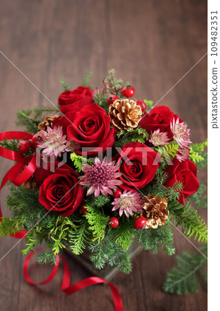 Gorgeous Christmas flower arrangement 109482351
