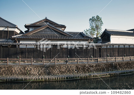 以復古建築聞名的栃木市的街道,以及貫穿城市的花川上的觀光船。 以復古建築聞名的栃木市的街道,以及貫穿城市的花川上的觀光船。 109482860