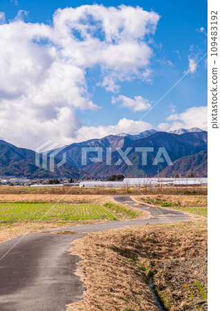 Countryside scenery overlooking the Northern Alps 109483192