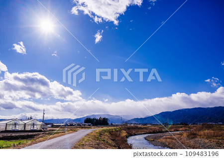 Rural natural scenery where the sun shines, Matsumoto City 109483196