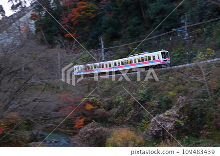 [E] Autumn Eizan Electric Railway Kurama Line 800 series train (Demachiyanagi⇔Kurama) 109483439