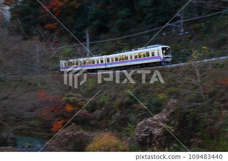 [E] Autumn Eizan Electric Railway Kurama Line 800 series train (Demachiyanagi⇔Kurama) 109483440