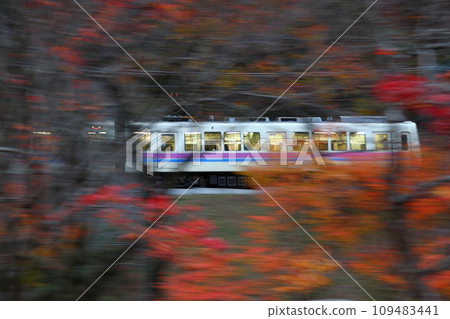 [E] Autumn Eizan Electric Railway Kurama Line 800 series train (Demachiyanagi⇔Kurama) 109483441