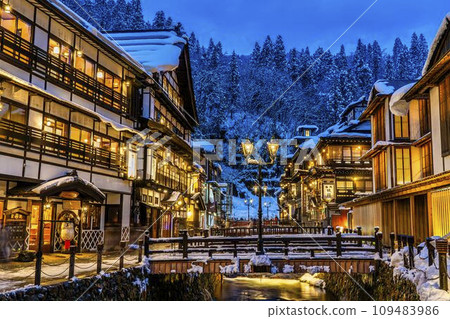 山形縣銀山溫泉尾花澤市的冬夜雪景 山形縣銀山溫泉尾花澤市的冬夜雪景 109483986