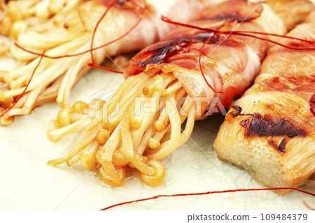 Enoki mushrooms rolls 109484379