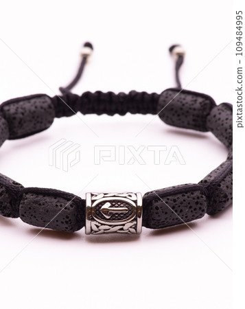 Bracelets made of natural stones. natural mineral texture of the necklace. The background is blurred. not everything is in focus. 109484995