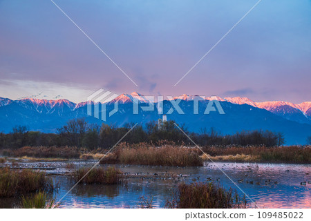 Northern Alps Morgenroth [Mitakarada Yusui Pond] 109485022