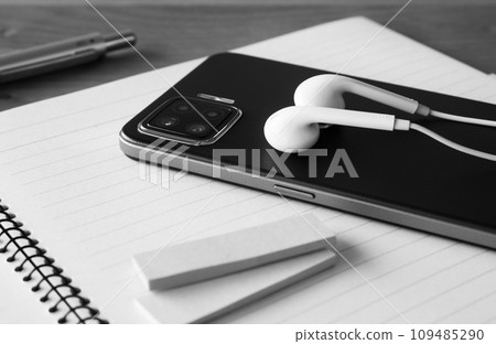 Smartphone and earphone online learning Smartphone and earphone online learning 109485290