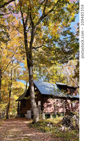 秋季別墅區木屋 109485359