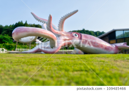 魷魚站「Tsuku Mall」。城鎮振興的成功範例。令人驚訝的是，巨型烏賊是一個玩具。 109485466