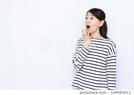 Surprised woman in her 40s 109485611