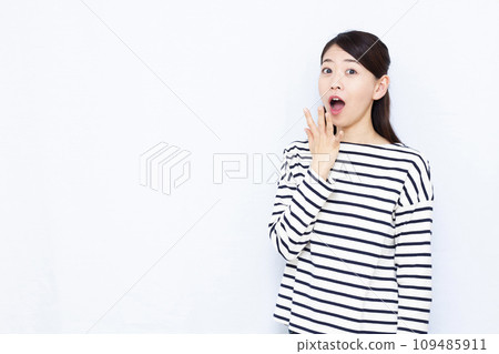 一名 40 多歲的女性微笑著,看起來很驚訝 一名 40 多歲的女性微笑著,看起來很驚訝 109485911