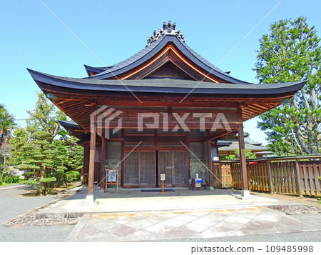 The large entrance building of the former residence of a coal mining king in Chikuho, Chikujo Town, Fukuoka Prefecture The large entrance building of the former residence of a coal mining king in Chikuho, Chikujo Town, Fukuoka Prefecture 109485998