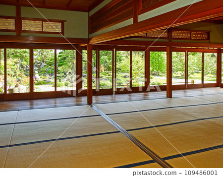 Former Kurauchi Residence Hall of the Chikuho Coal Mining King's Residence in Chikujo Town, Fukuoka Prefecture 109486001
