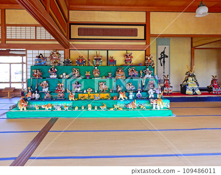 Tiered decorations for Boy's Festival in the hall of the former Kuranai residence in Chikujo-cho, Fukuoka Prefecture 109486011