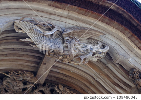 神社正堂上雕刻的鳳凰雕塑 109486045