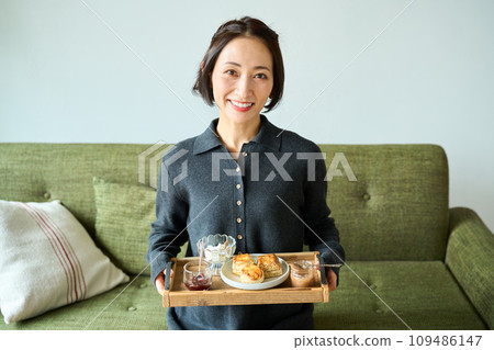 一個女人手裡拿著烘焙食品(烤餅) 一個女人手裡拿著烘焙食品(烤餅) 109486147