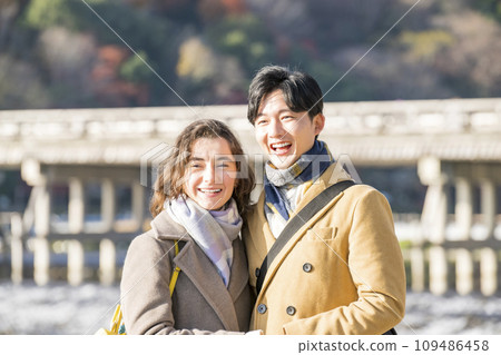 Young couple sightseeing in Kyoto 109486458