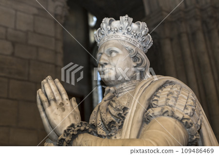 statue of king Louis XVI  in basilica of saint-denis,  France 109486469