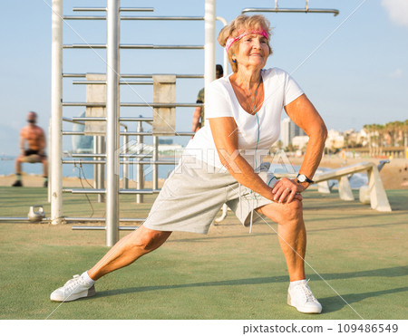 Elderly woman, training on the sports field 109486549