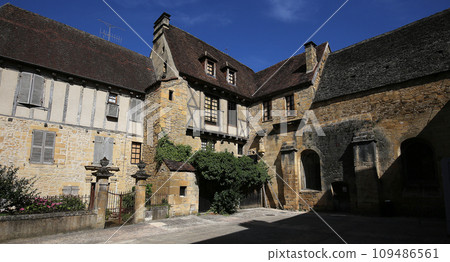 Sarlat la caneda village, perigord, france Sarlat la caneda village, perigord, france 109486561