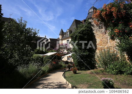 Sarlat la caneda village, perigord, france 109486562