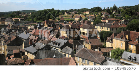 Sarlat la caneda village, perigord, france Sarlat la caneda village, perigord, france 109486570