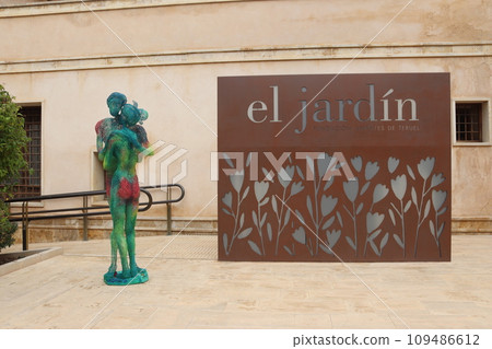Teruel, Spain, Modern sculpture of two lovers 109486612