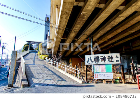 [Tokyo] Akabane Hachiman Shrine in spring, shrine entrance and torii gate under the elevated railway 109486732
