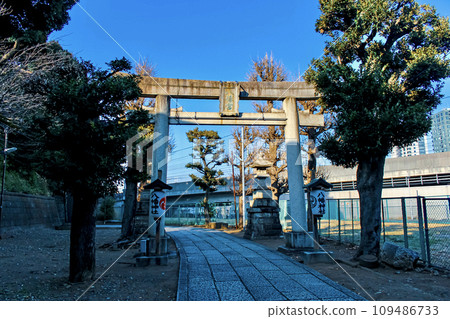 [東京]春天的赤羽八幡神社、石牌坊和京濱東北線軌道 109486733