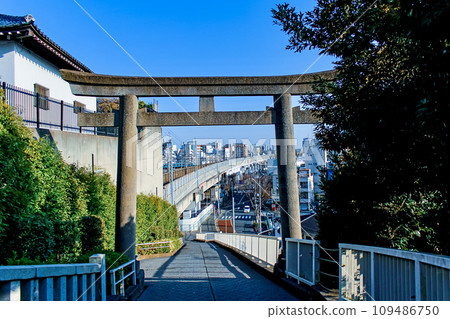 [Tokyo] Akabane Hachiman Shrine in spring - JR tracks and stone torii seen from the grounds 109486750